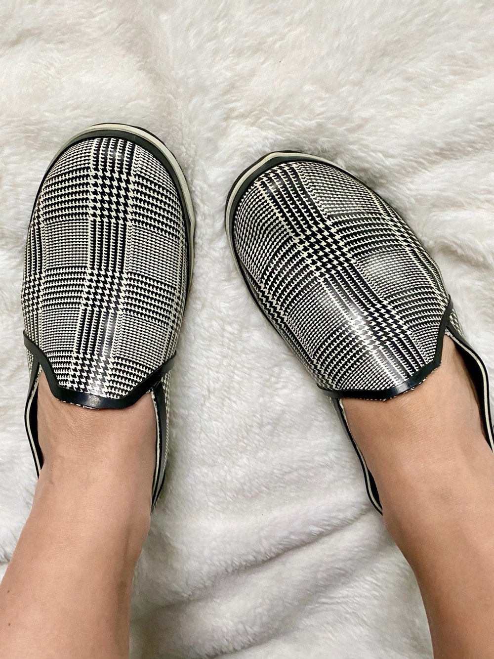 On Your Feet Houndstooth Rain Shoes Flats Black Cream Size 7